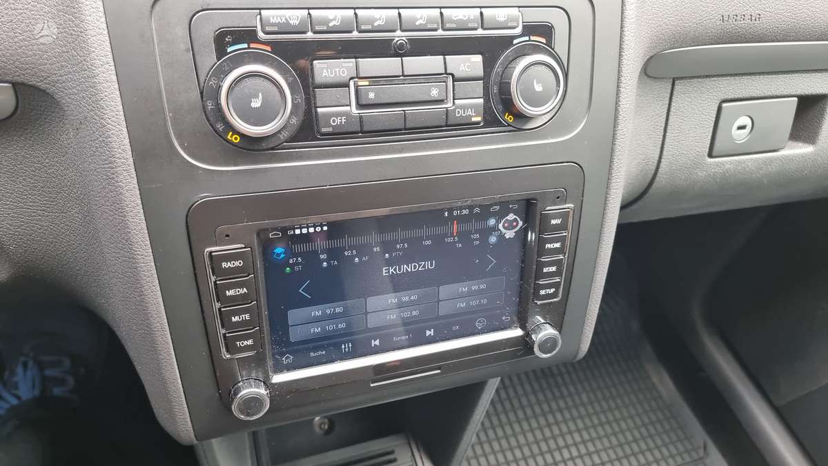 Volkswagen Touran 2011 — photo 13