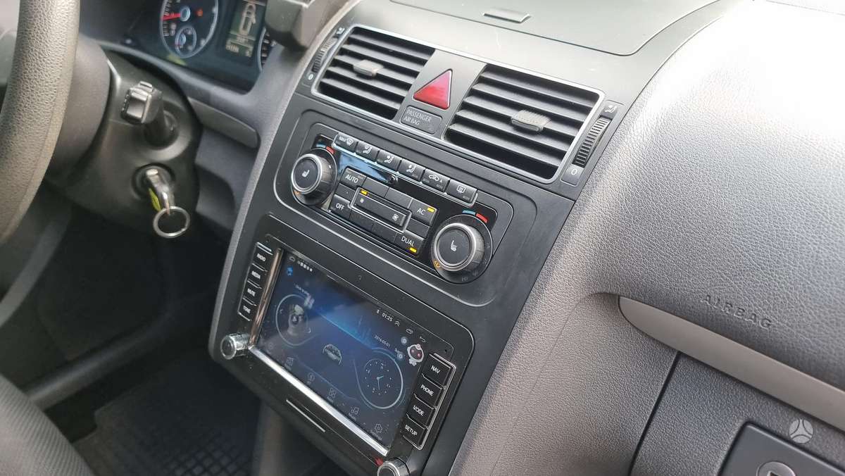 Volkswagen Touran 2011 — photo 16