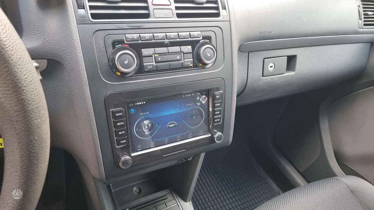 Volkswagen Touran 2011 — photo 17