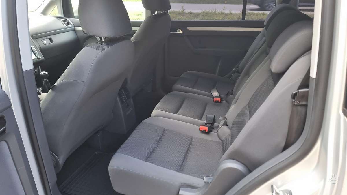 Volkswagen Touran 2011 — photo 21