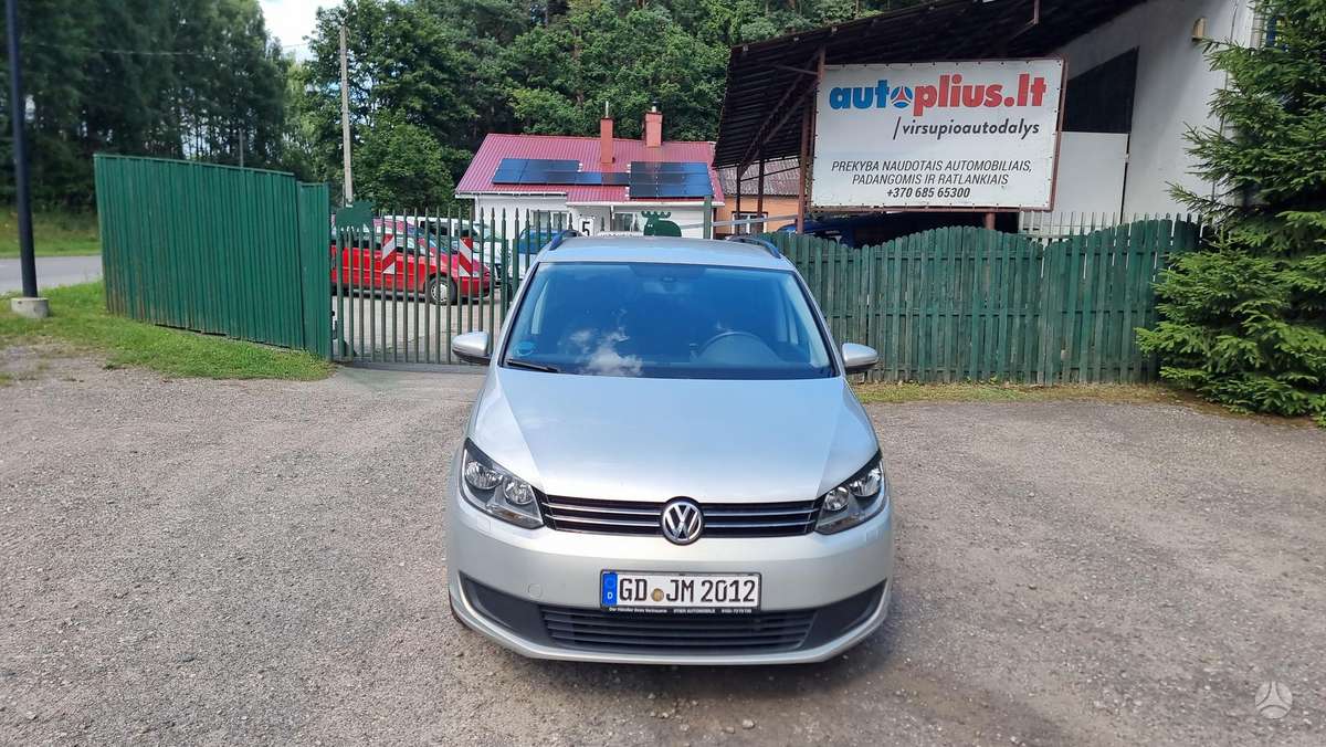 Volkswagen Touran 2011 — interior