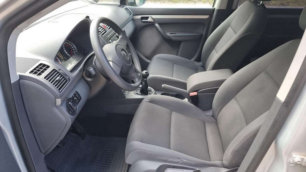 Volkswagen Touran 2011 — photo 9
