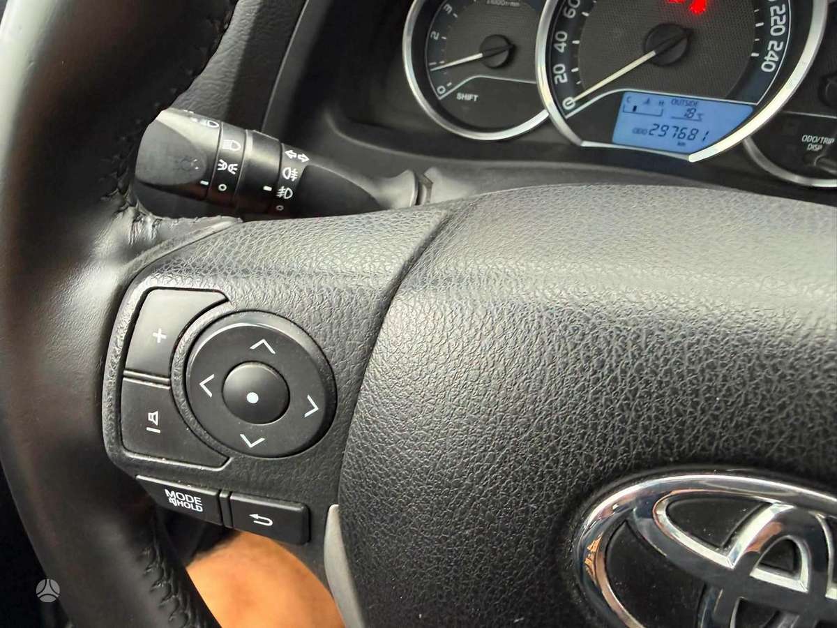 Toyota Auris 2014 — фото 10