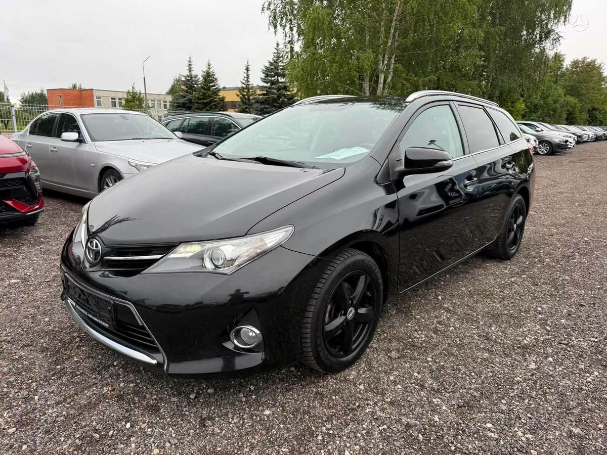 Toyota Auris 2014 — вигляд ззаду