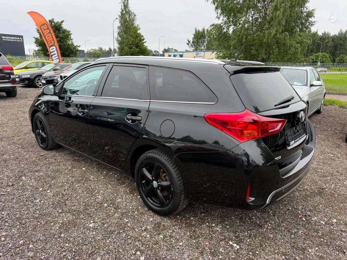 Toyota Auris 2014 — салон