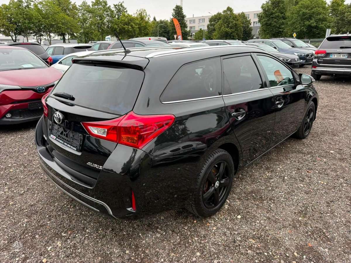 Toyota Auris 2014 — двигун 1400 cm³, 90 HP (66kW)