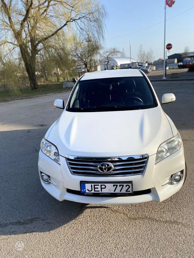 Toyota RAV4 2011 — салон