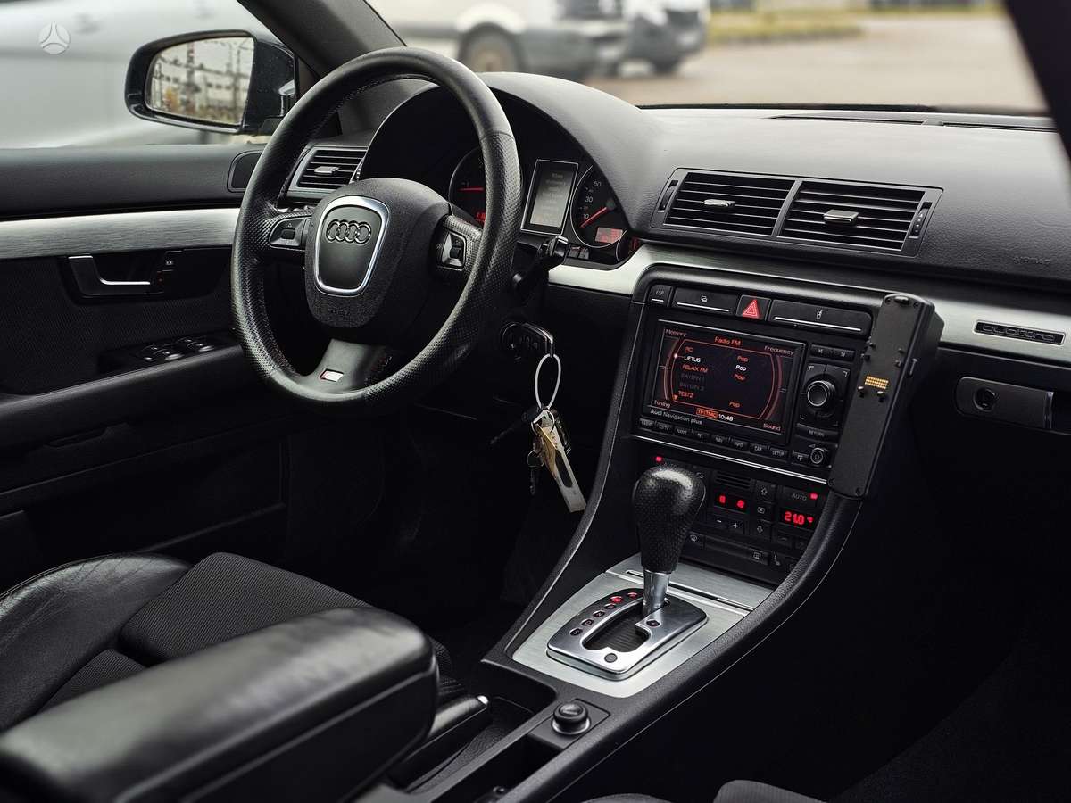 Audi A4 2006 — салон