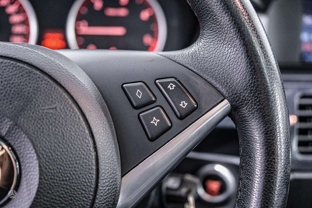 BMW 525 2010 — photo 17