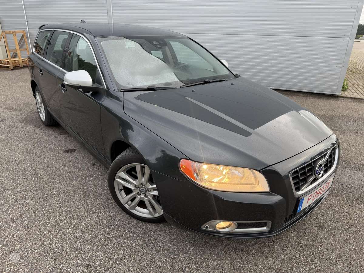 Volvo V70 2012 — вигляд ззаду
