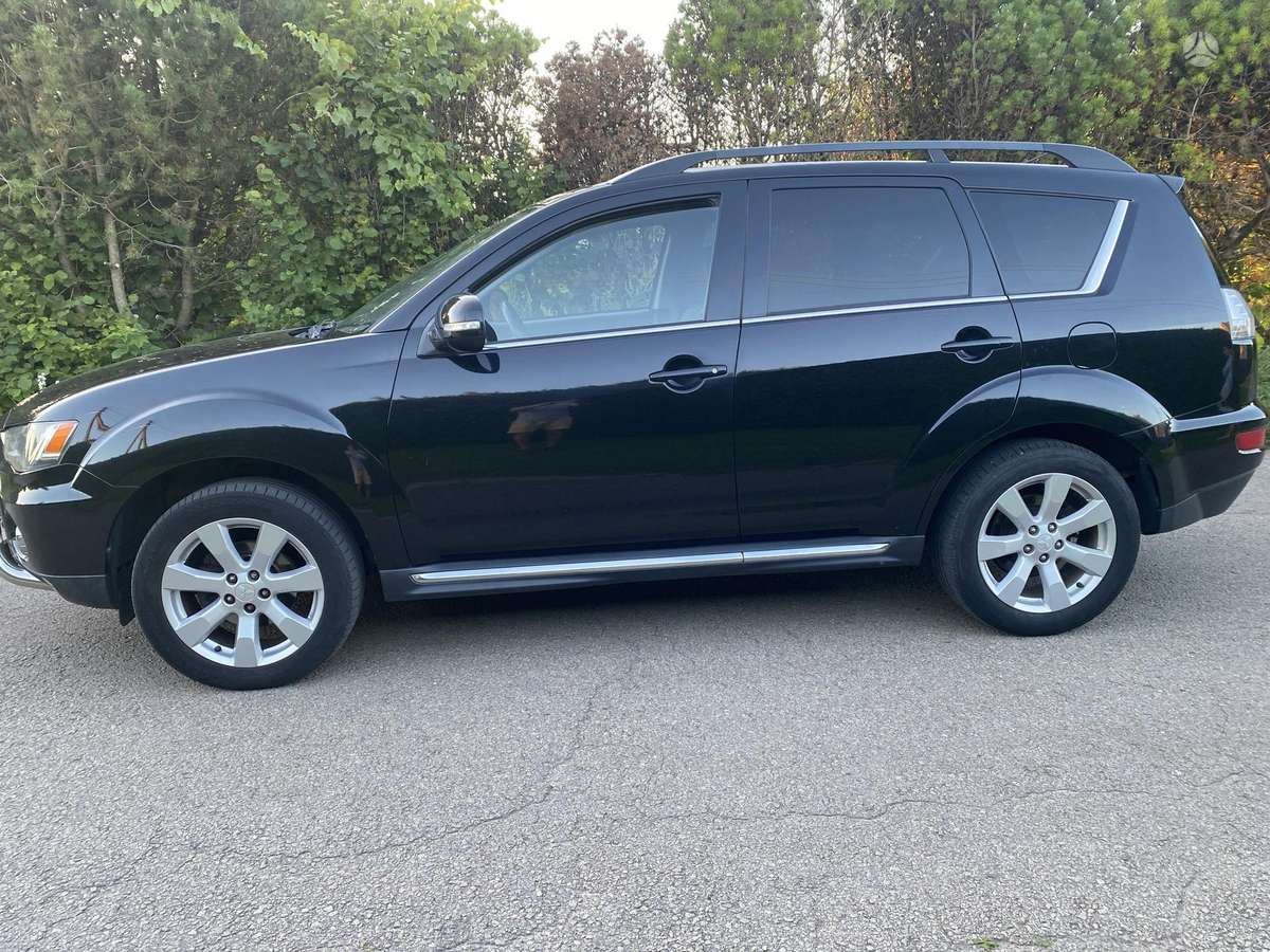 Mitsubishi Outlander 2012 — rear view