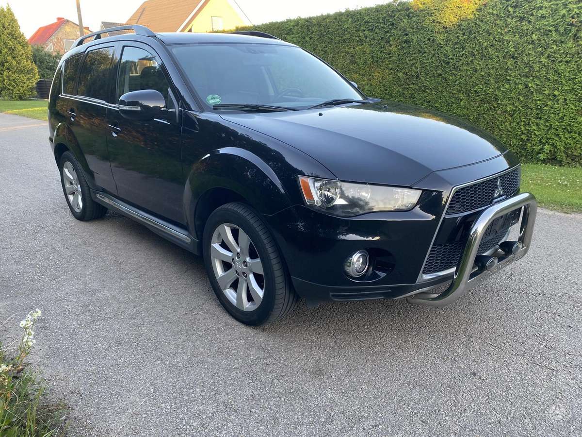 Mitsubishi Outlander 2012 — interior