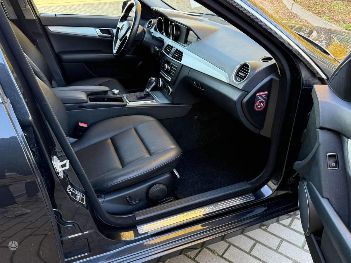 Mercedes-Benz C200 2014 — photo 14