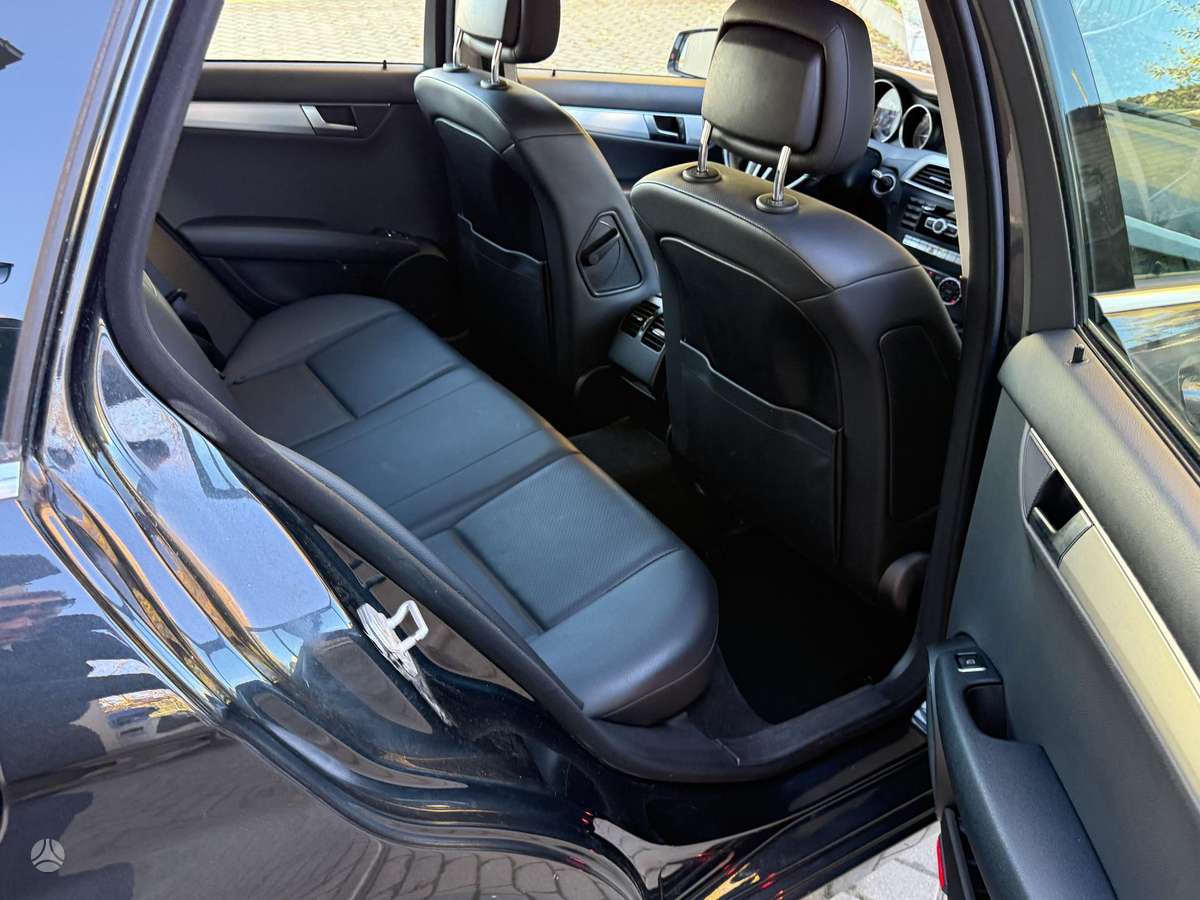 Mercedes-Benz C200 2014 — photo 17