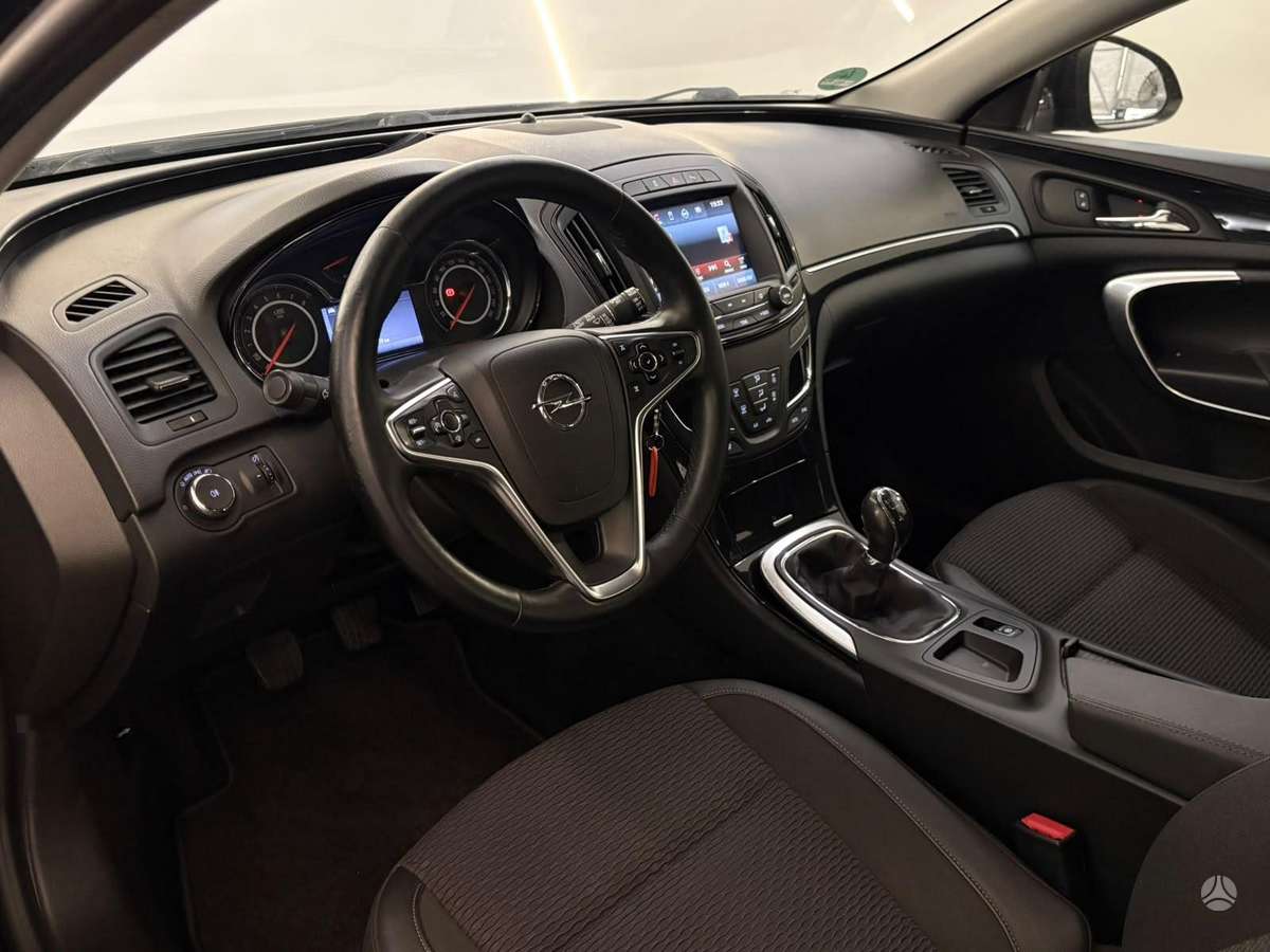 Opel Insignia 2015 — вигляд ззаду