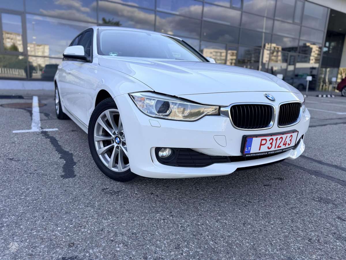 BMW 320 2013 — вигляд ззаду
