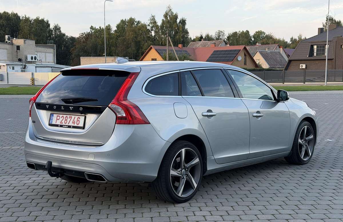Volvo V60 2014 — двигун 2400 cm³, 280 HP (206kW)