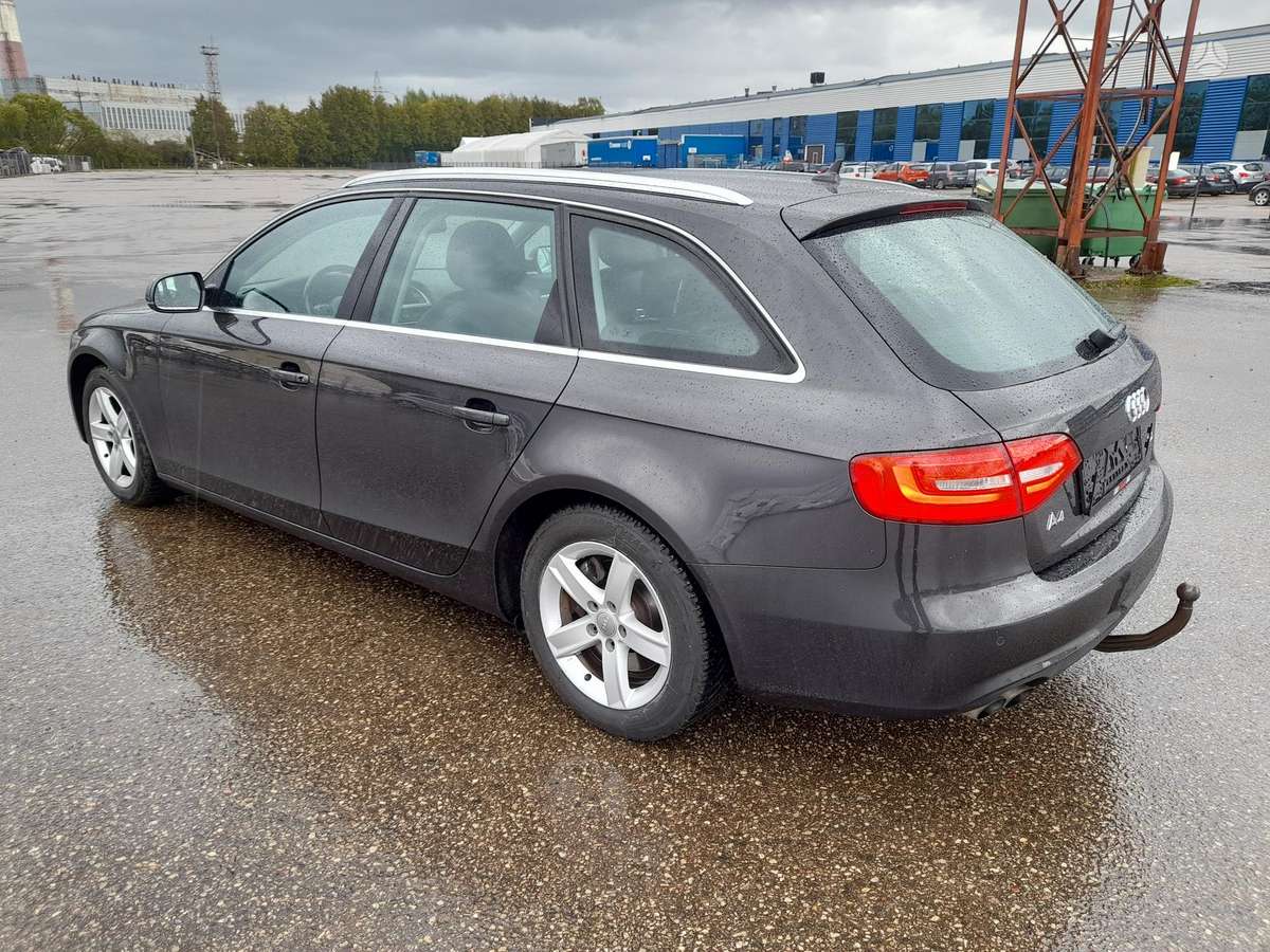 Audi A4 2013 — вигляд ззаду