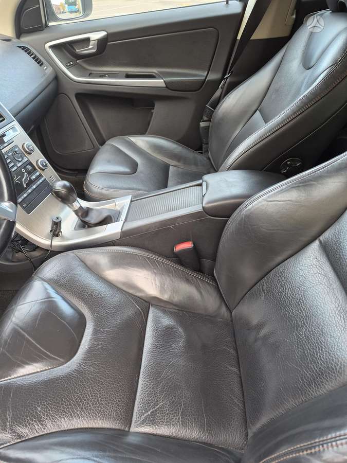 Volvo XC60 2010 — photo 10
