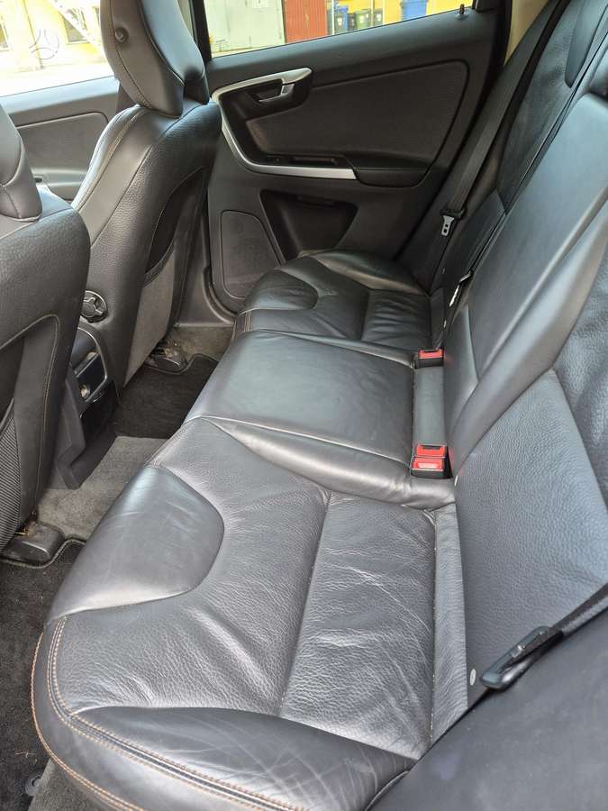 Volvo XC60 2010 — photo 11