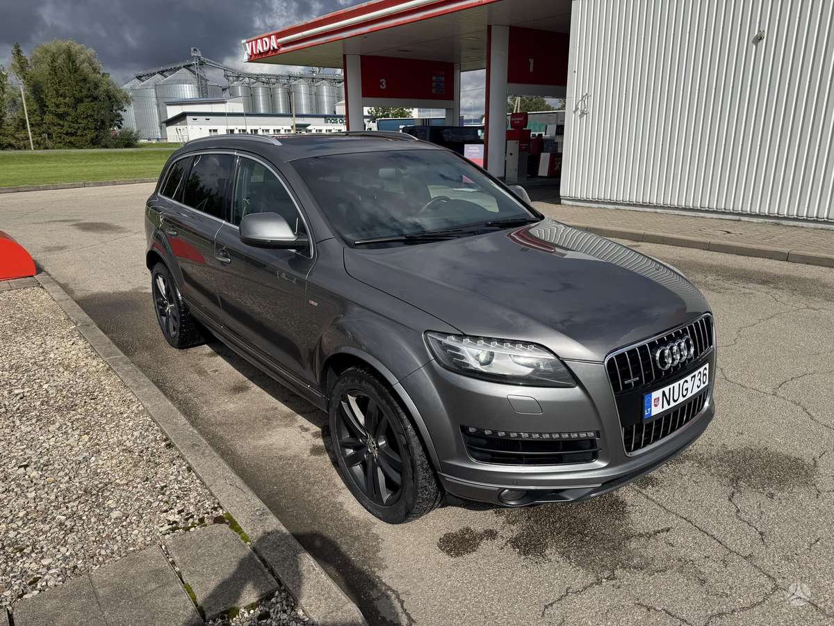 Audi Q7 2010 — rear view