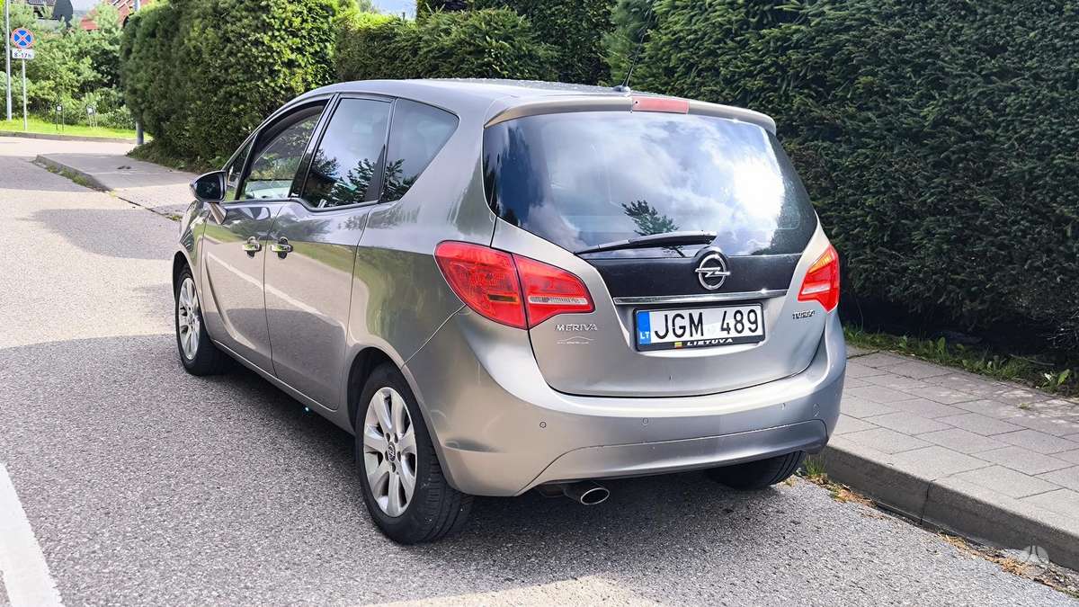 Opel Meriva 2010 — вигляд ззаду