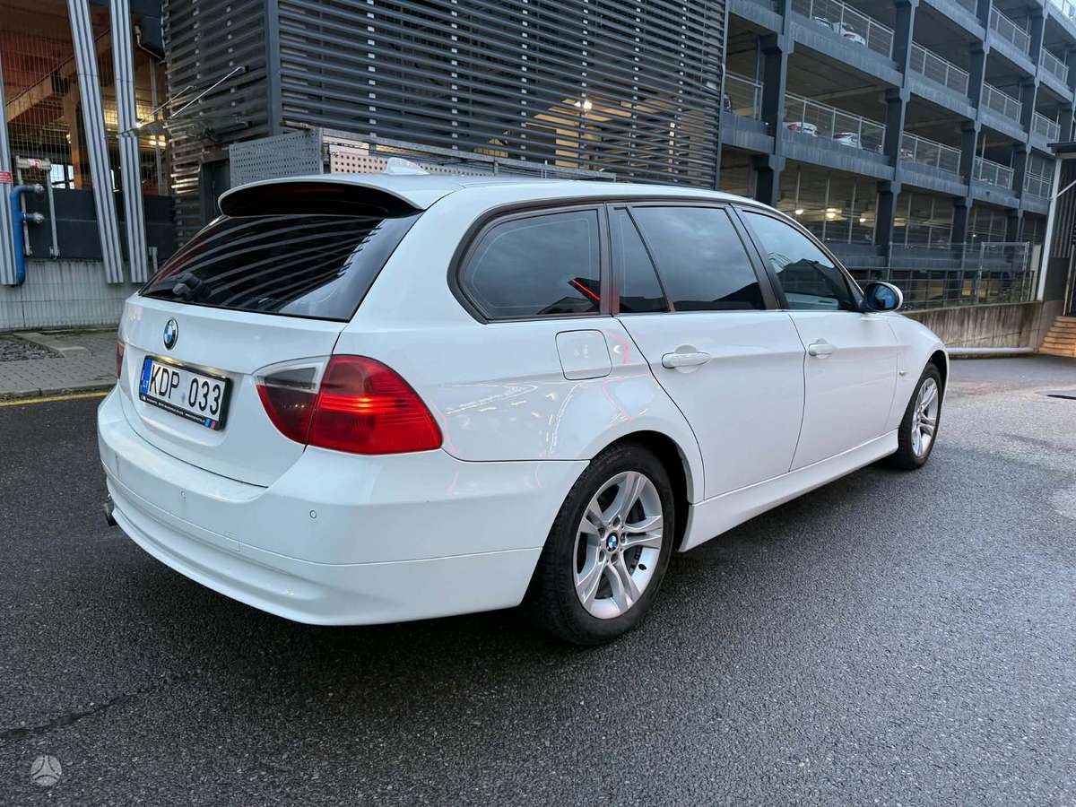 BMW 320 2007 — rear view