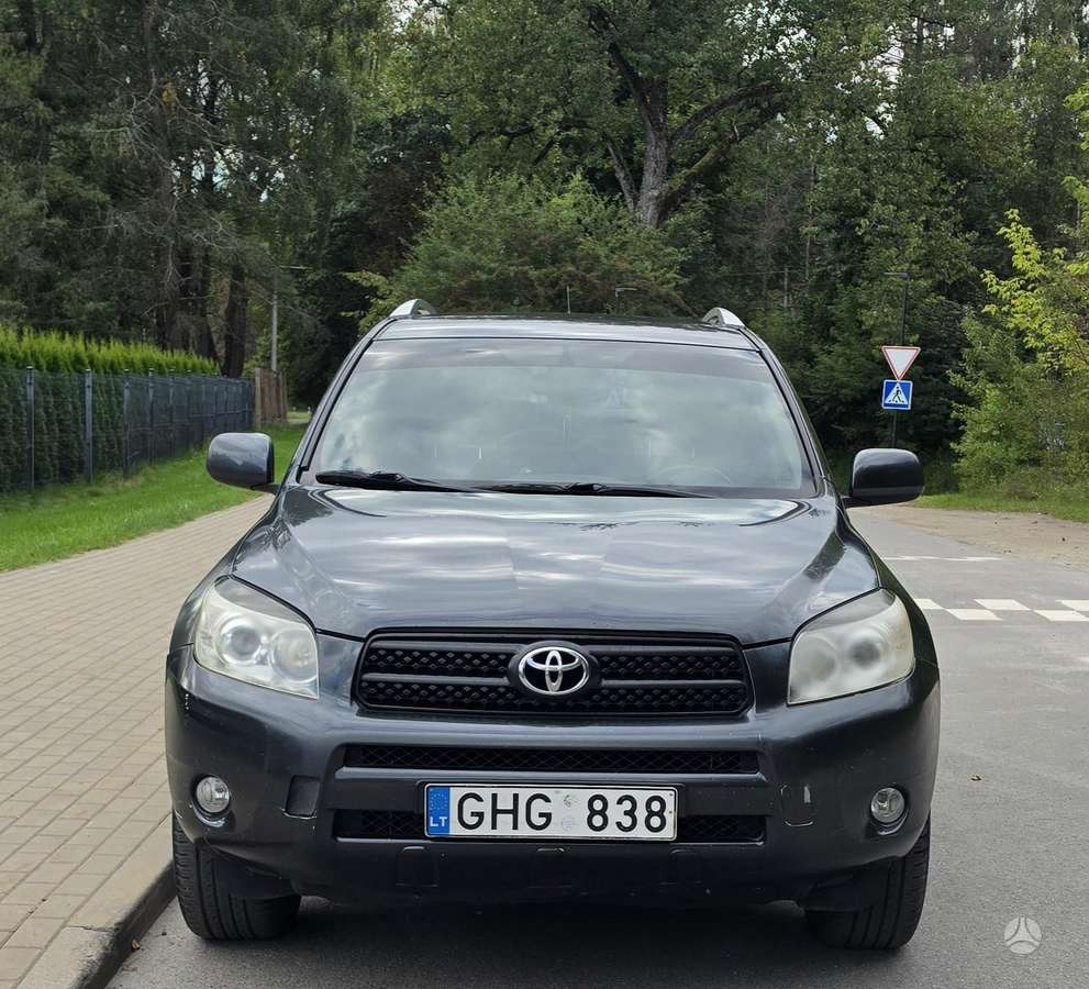 Toyota RAV4 2006 — rear view