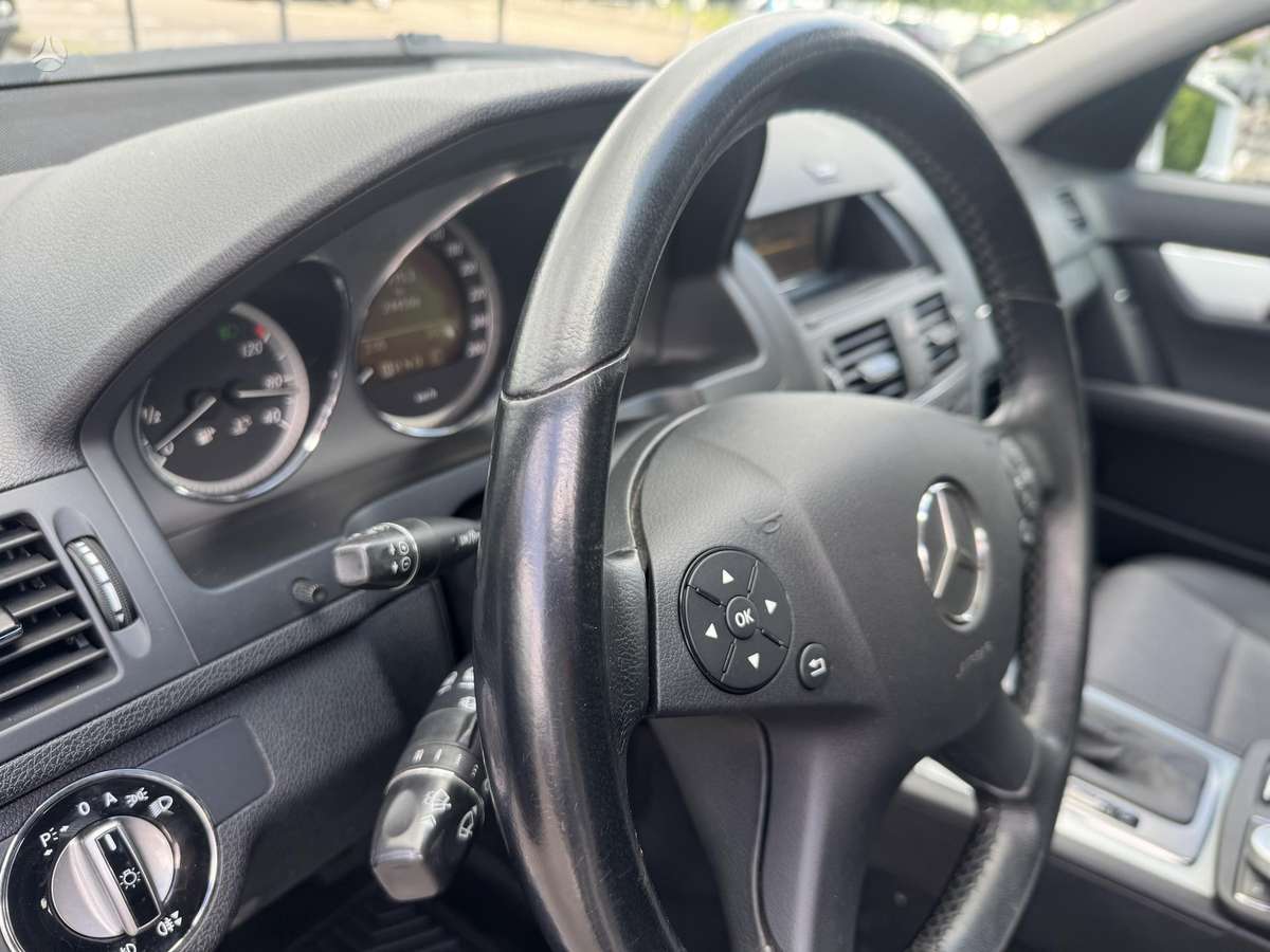 Mercedes-Benz C220 2010 — photo 24