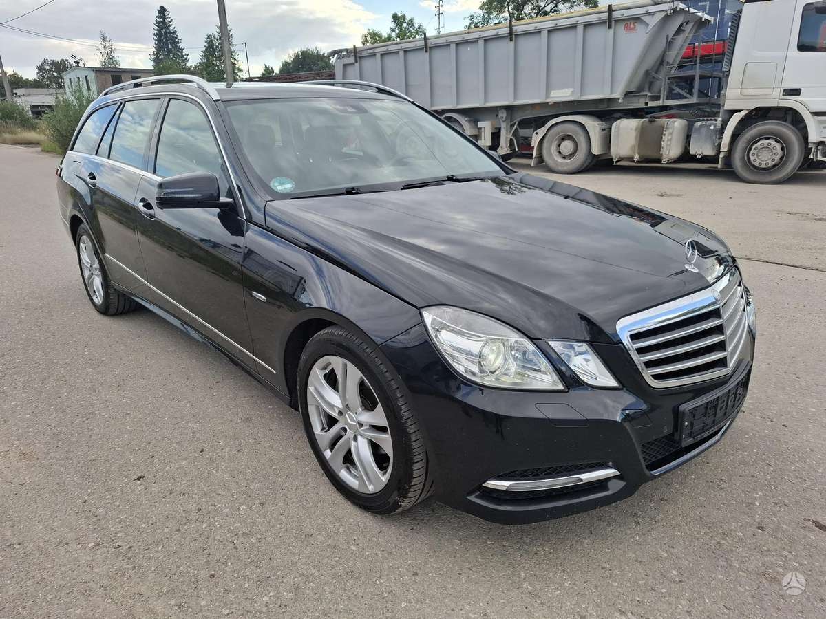Mercedes-Benz E220 2011 — вигляд ззаду