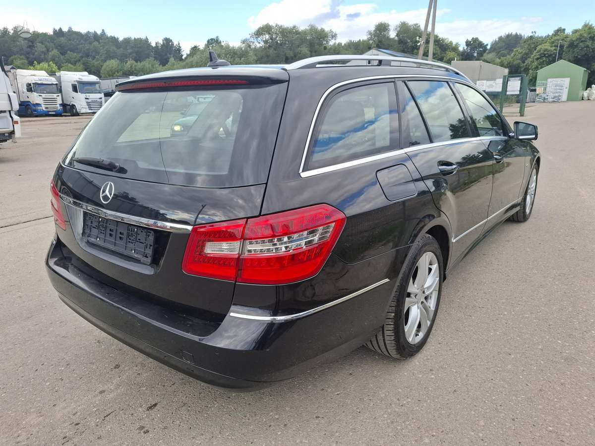 Mercedes-Benz E220 2011 — салон