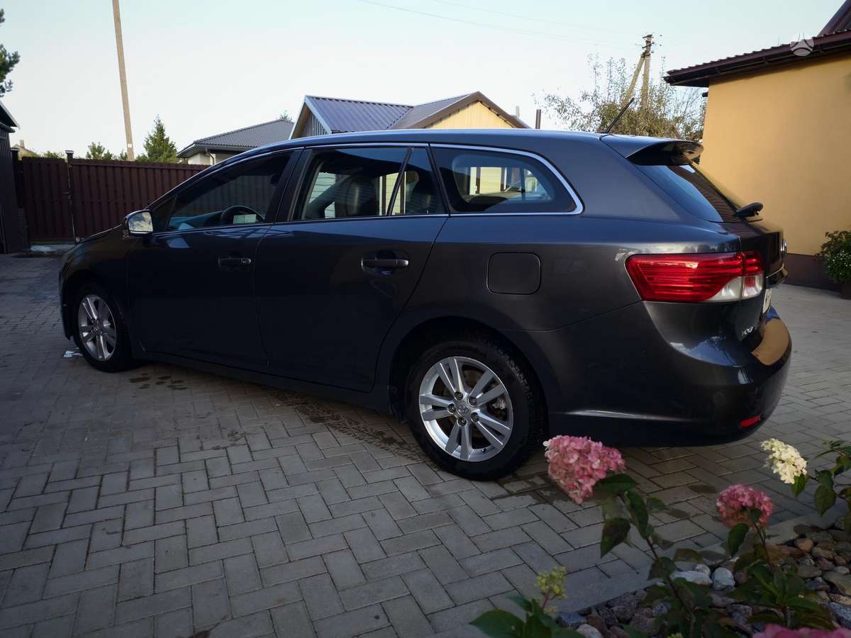 Toyota Avensis 2013 — rear view