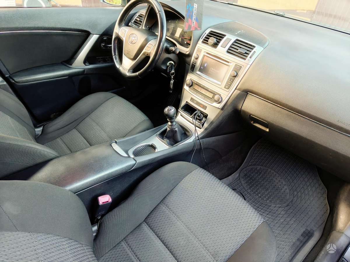 Toyota Avensis 2013 — interior