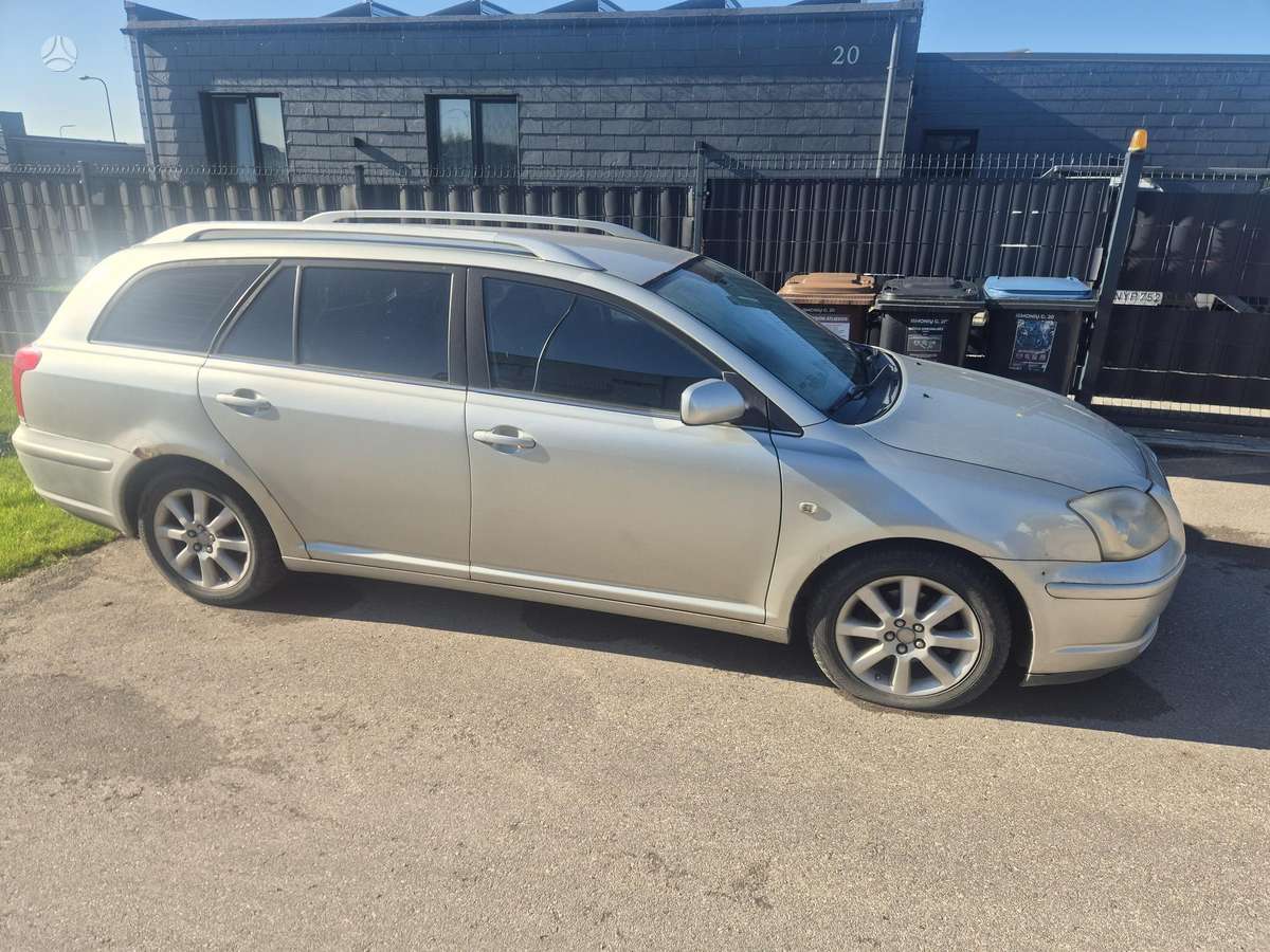 Toyota Avensis 2004 — вигляд ззаду