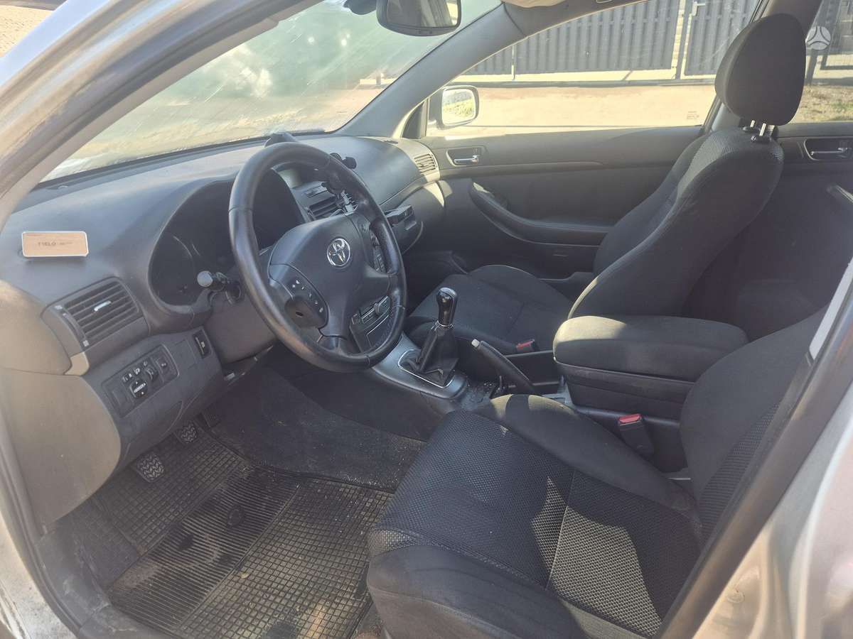 Toyota Avensis 2004 — салон