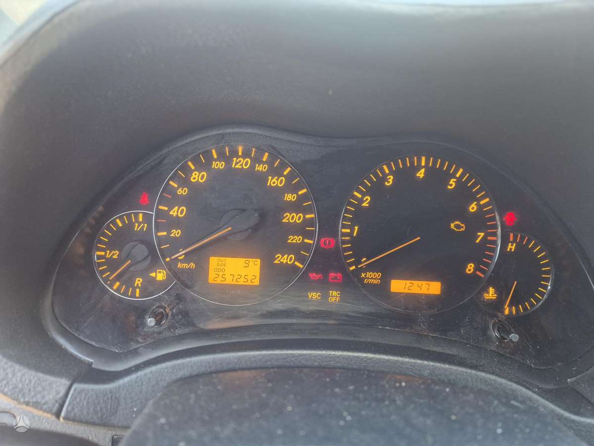 Toyota Avensis 2004 — двигун 1794 cm³, 129 HP (95kW)