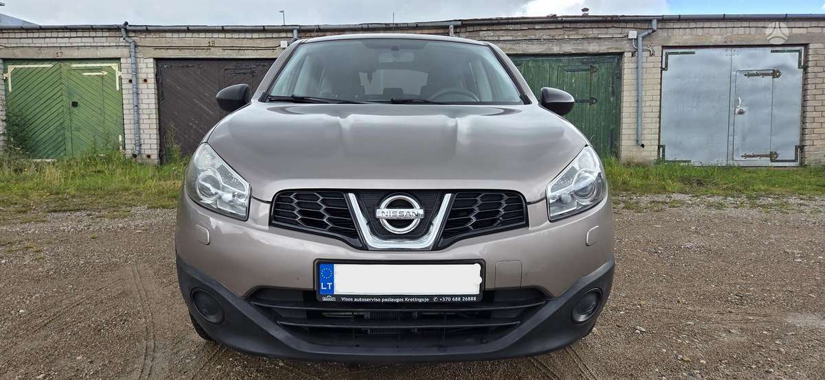 Nissan Qashqai 2010 — rear view