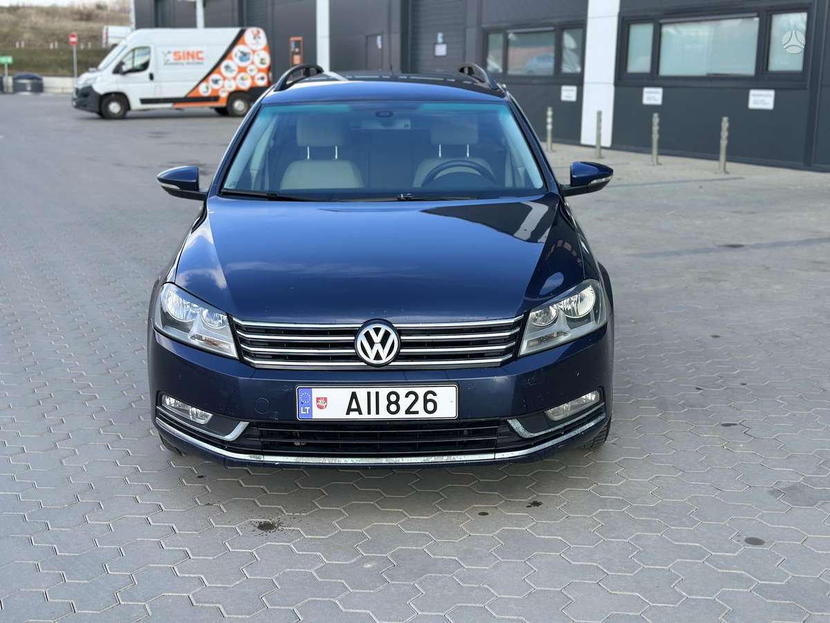 Volkswagen Passat 2011 — rear view