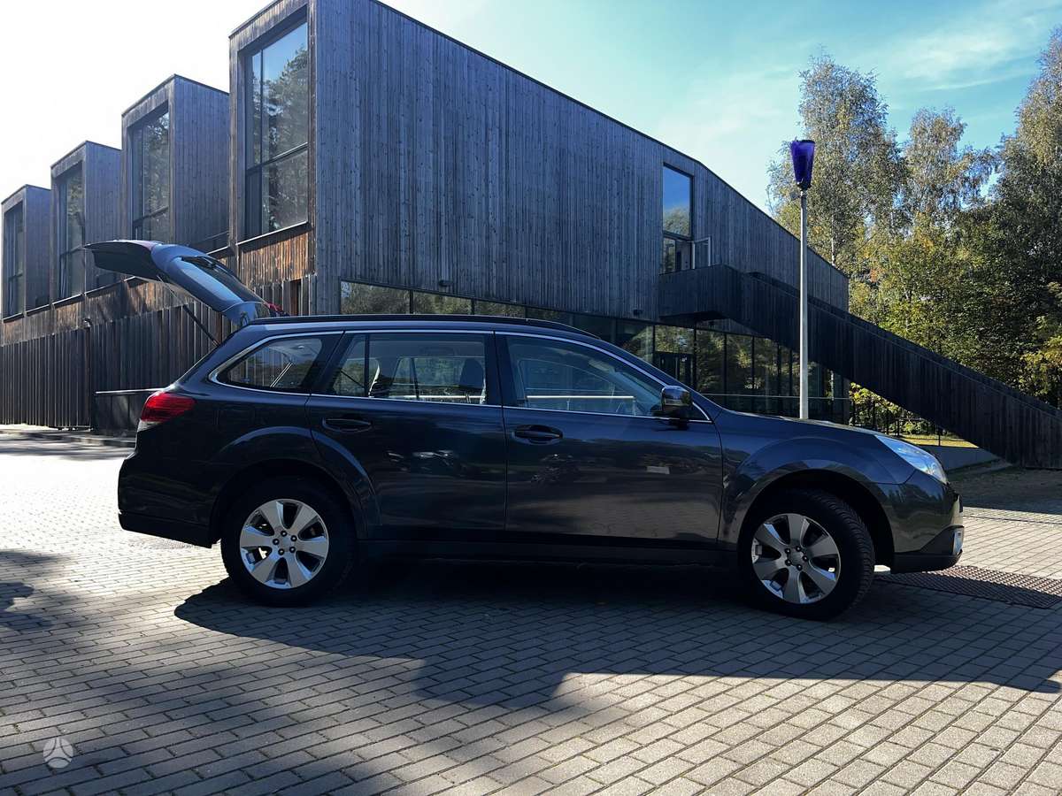Subaru Outback 2012 — rear view