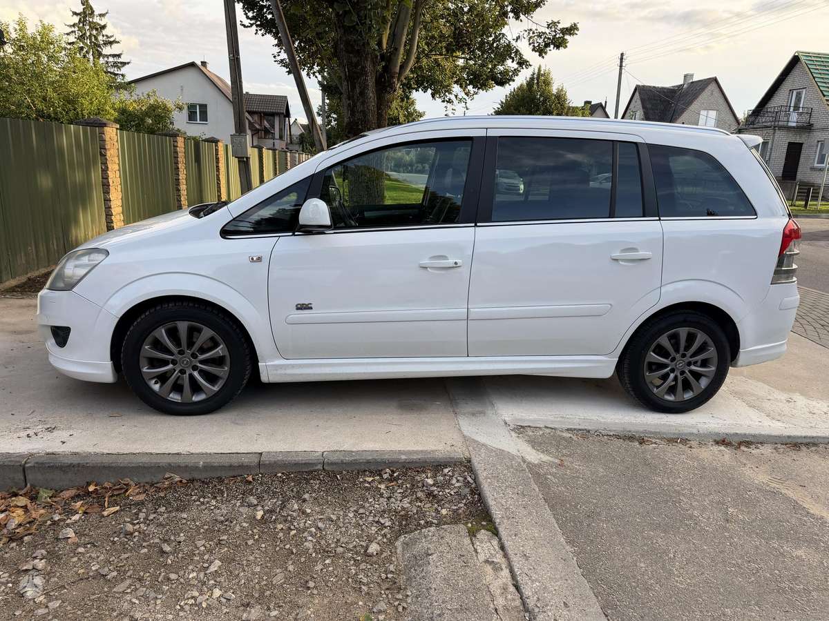 Opel Zafira 2010 — rear view