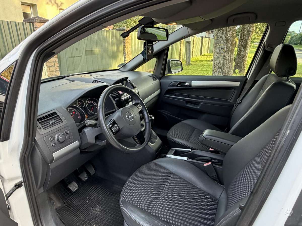 Opel Zafira 2010 — photo 7