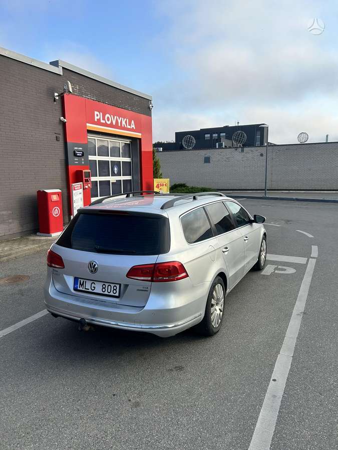 Volkswagen Passat 2011 — rear view