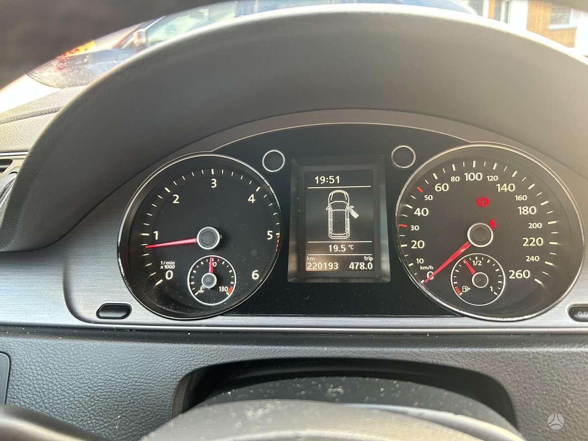 Volkswagen Passat 2011 — engine 1598 cm³, 105 HP (77kW)