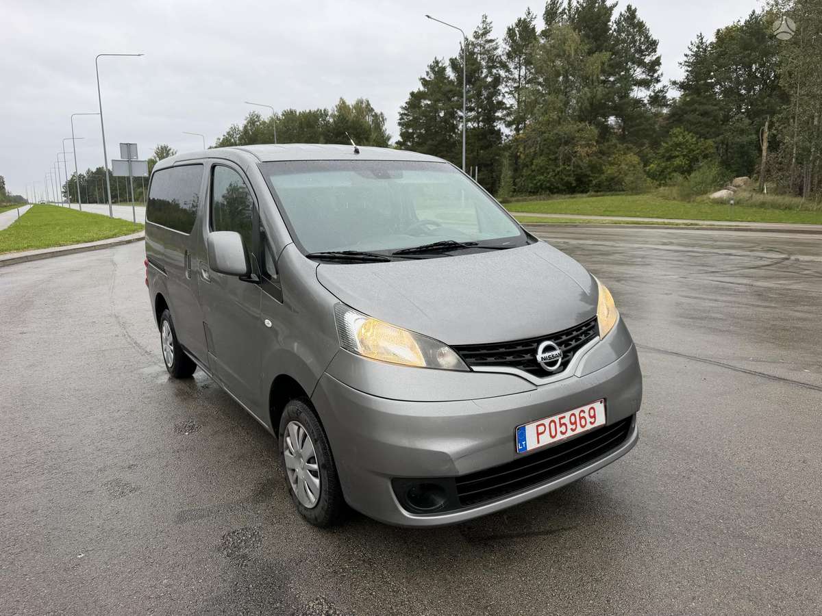 Nissan NV200 2012 — rear view