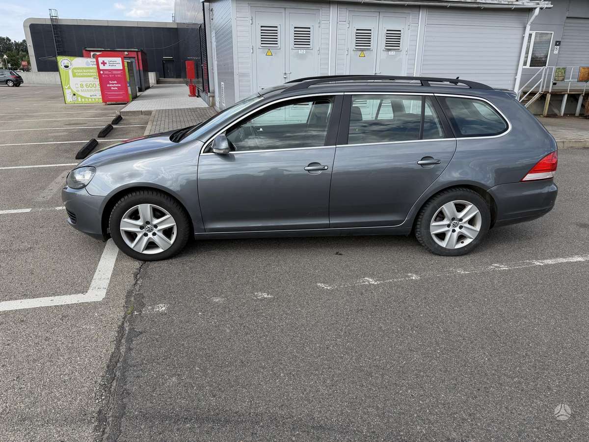 Volkswagen Golf 2010 — interior