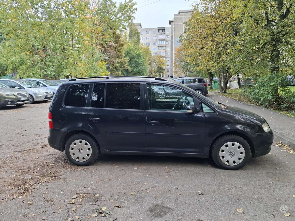 Volkswagen Touran 2006 — вигляд ззаду