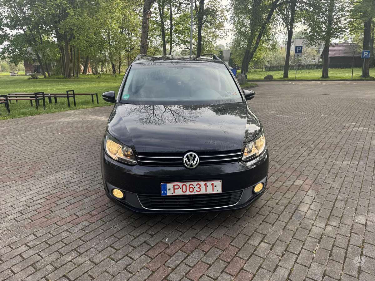 Volkswagen Touran 2011 — вигляд ззаду