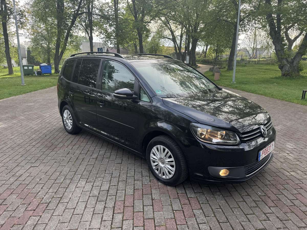 Volkswagen Touran 2011 — салон