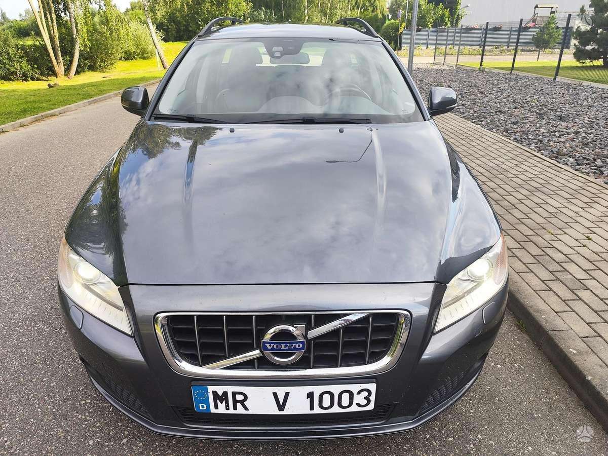 Volvo V70 2012 — вигляд ззаду