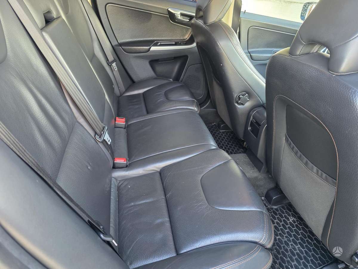 Volvo XC60 2010 — photo 10